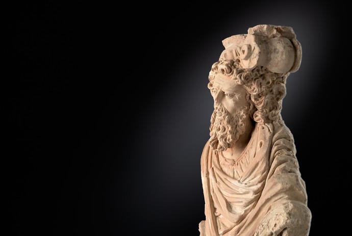 Figur eines Propheten mit ionischem Kapitel auf dem Kopf, gegabeltem Bart und antikem Faltengewand.