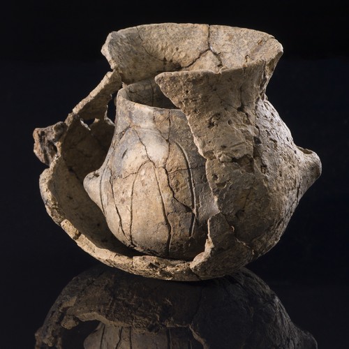 Ein kleineres Keramikgefäß in einem größeren Keramikgefäß, beide aus der Jungsteinzeit.