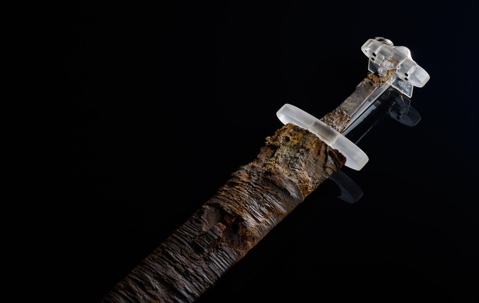 Oberer Abschnitt eines Ringschwertes mit rekonstruiertem Knauf und Resten einer sehr gut erhaltenen Schwertscheide.