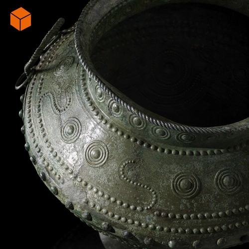 Großes Gefäß aus grünlicher Bronze, das stark verziert ist mit verschiedenen Mustern aus gepunzten Kreisen.