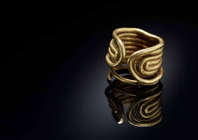 Goldener Ring aus mehreren rund geformten Golddrähten, die nebeneinanderliegen.