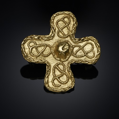 Goldene Fibel in Kreuzform, die vier Kreuzarme sind gleich lang.
