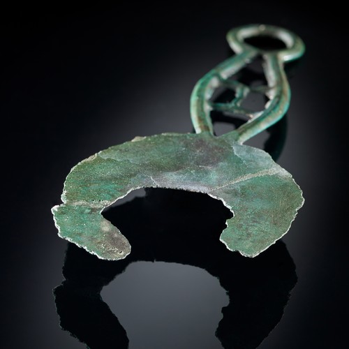 Rasiermesser aus grünlicher Bronze, das eine halbmondförmige Klinge besitzt.