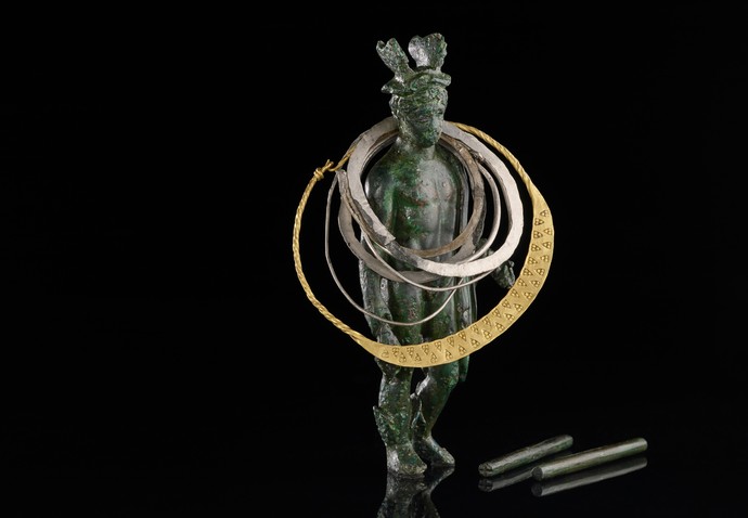 Statuette aus grünlicher Bronze, die durch den Helm mit Flügeln als Merkur erkennbar ist.