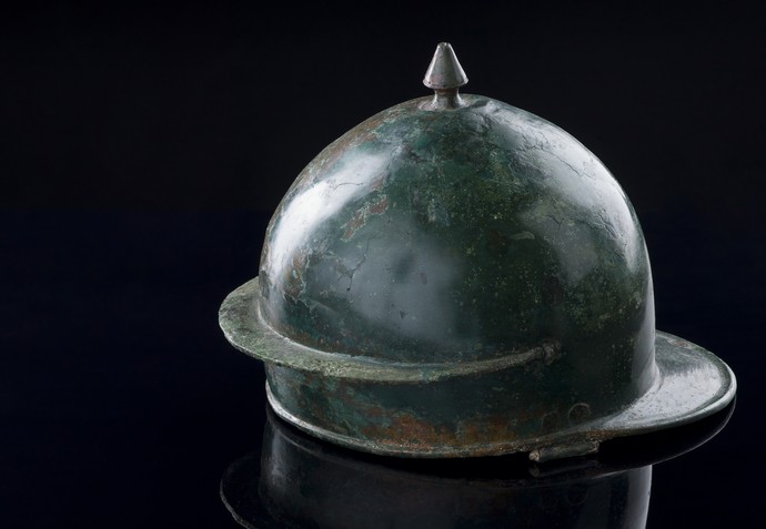 Helm aus grünlicher Bronze, der einst einem römischen Legionär gehörte.