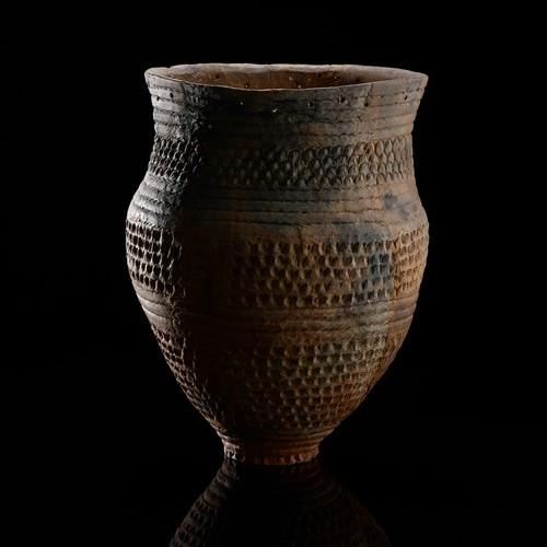 Riesenbecher, ein großes, bauchförmiges Keramikgefäß mit Verzierungen in Form von Rillen und Stempeln.
