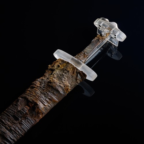 Oberer Abschnitt eines Ringschwertes mit rekonstruiertem Knauf und Resten einer sehr gut erhaltenen Schwertscheide.
