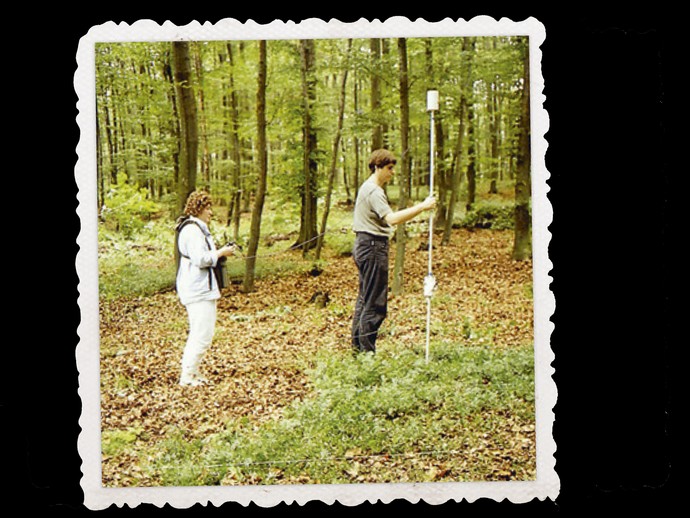 Eine Frau und ein Mann stehen mit Gerätschaften im Wald und führen Messungen durch. © Foto: LWL; Bilderrahmen: rufar, stock.adobe.com