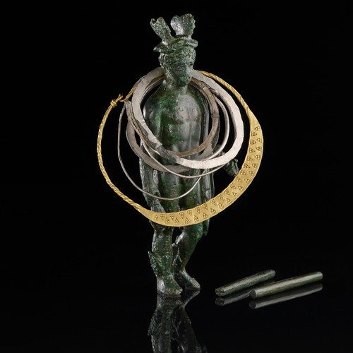 Statuette aus grünlicher Bronze, die durch den Helm mit Flügeln als Merkur erkennbar ist.