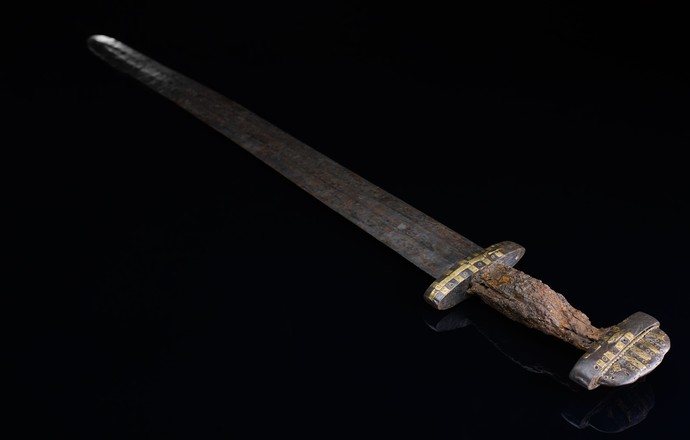 Schwert mit langer Klinge und bronzefarbenen Verzierungen am Griff