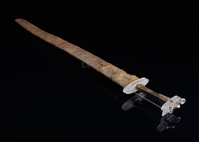 Gesamtansicht des Ringschwertes mit rekonstruiertem Knauf und Resten einer sehr gut erhaltenen Schwertscheide.