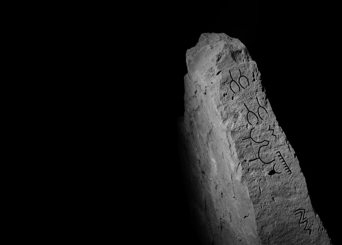 Die in den Stein eingeritzten Zeichen wurden hier für die bessere Erkennbarkeit schwarz nachgezeichnet.