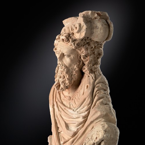 Figur eines Propheten mit ionischem Kapitel auf dem Kopf, gegabeltem Bart und antikem Faltengewand.
