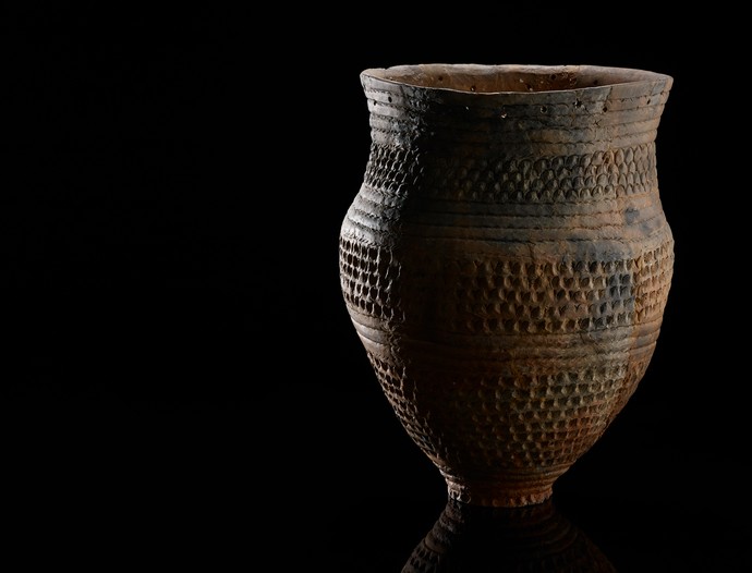 Riesenbecher, ein großes, bauchförmiges Keramikgefäß mit Verzierungen in Form von Rillen und Stempeln.